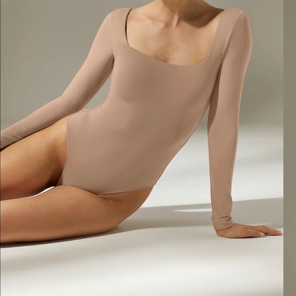 Babaton Tops - Babaton Contour Longsleeve Bodysuit
Long-sleeve, square-neck bodysuit sz m